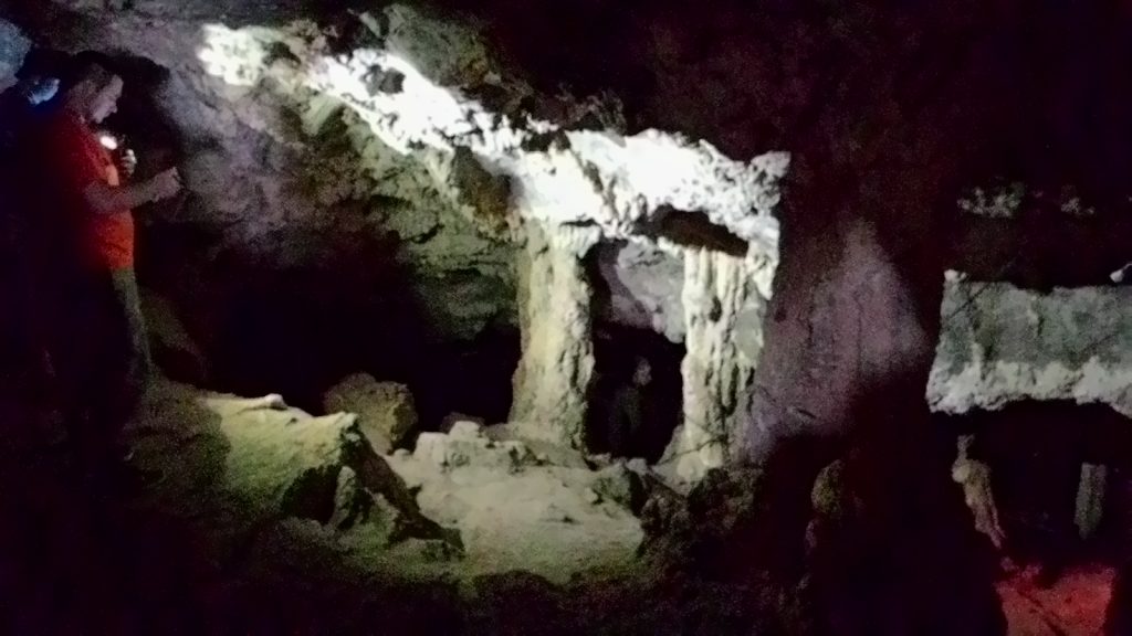 Темно в пещере Милатос