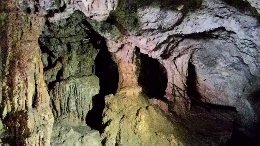 Колонны-сталагмиты в пещере Милатос