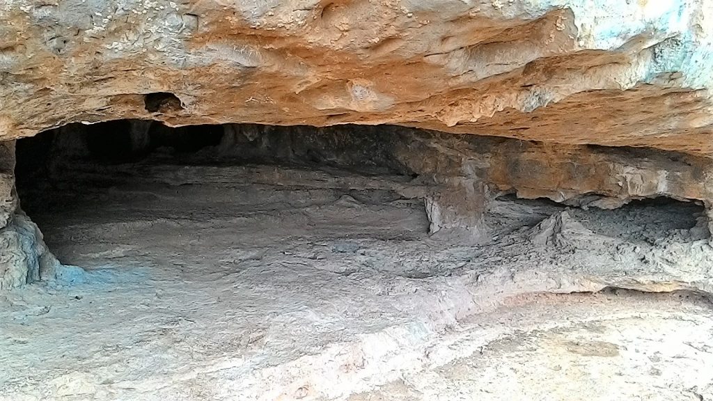 Вход в пещеру Милатос