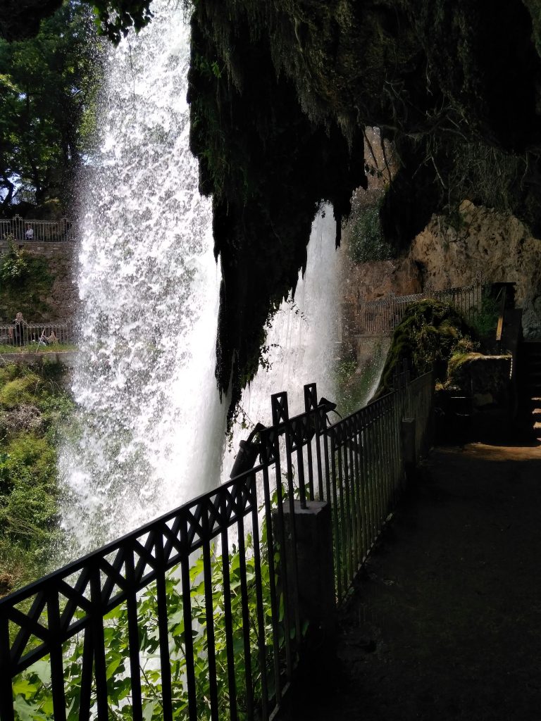 Галерея за водопадом